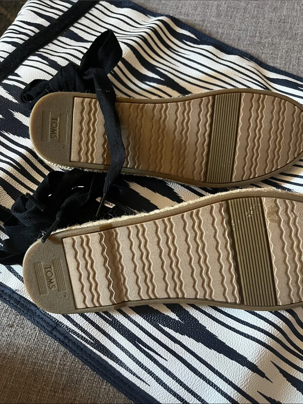TOMS w 7 tie up black flats